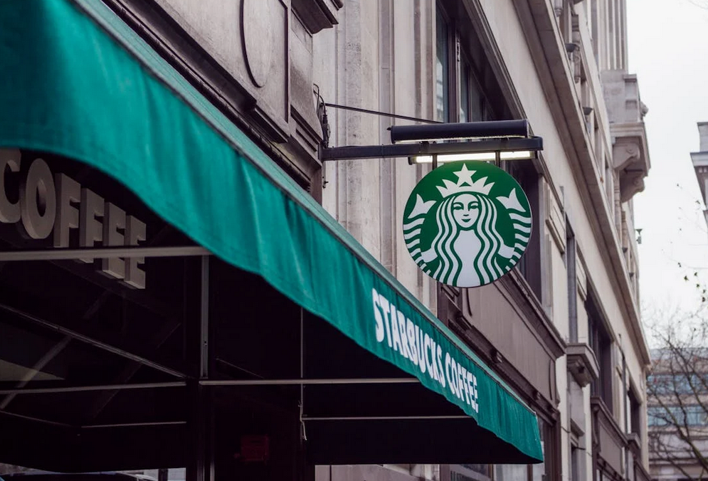 星巴克没有一句文案的广告，却是吸引人的宣传